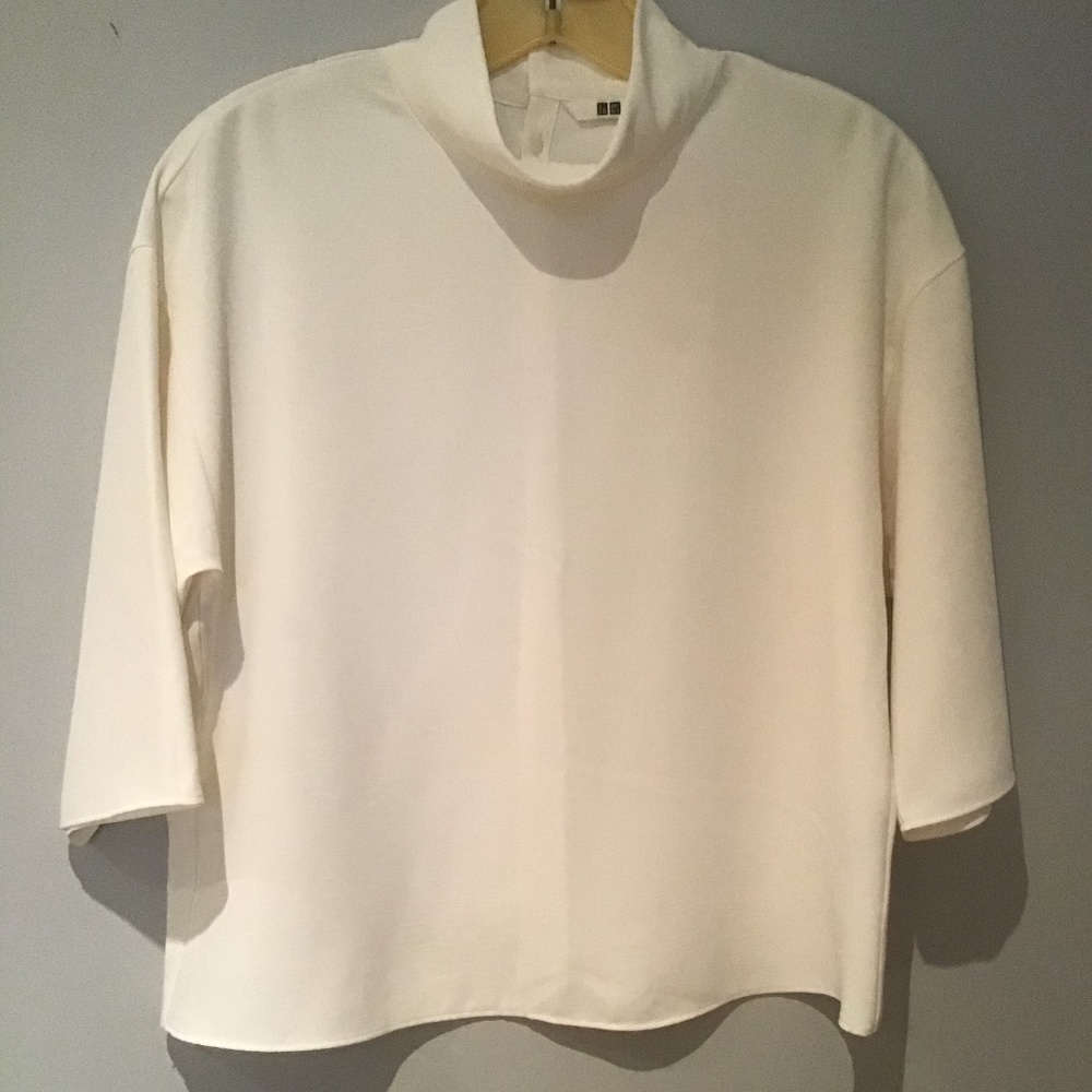 Off-white 3/4 length sleeve blouse